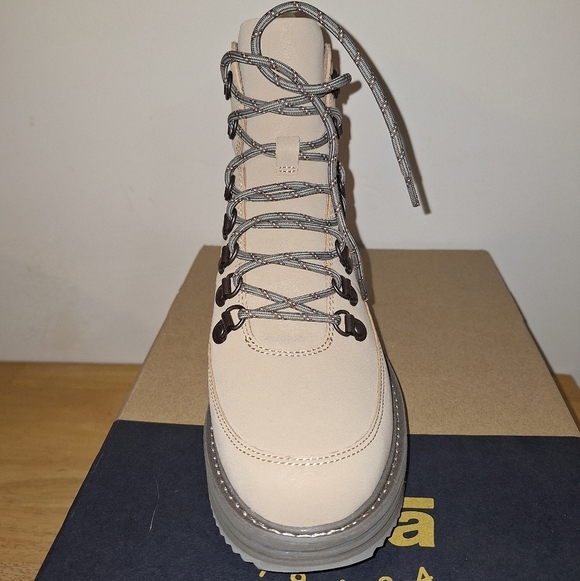 A pair of Teva W. Midform Boot 1123510/ SDDN in a ladies size 9 and 10. NWB - Picture 3 of 13